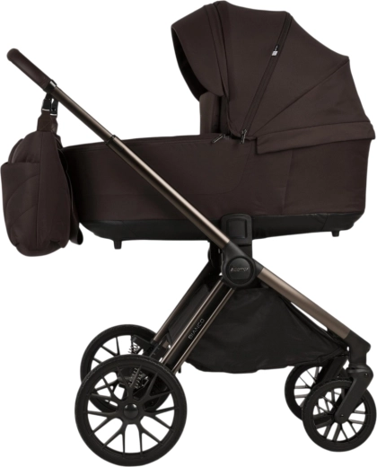 Carrycot with ventilation and mosquito net