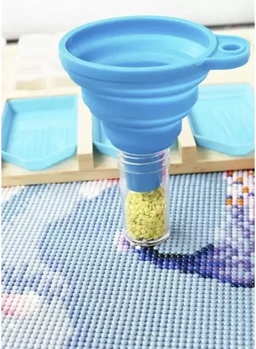 Foldable silicone funnel for clean pouring