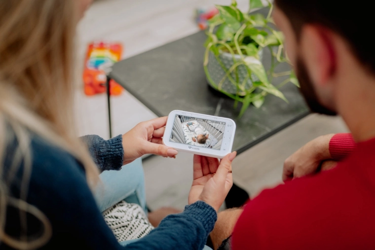 Jasen 4,3" IPS zaslon in dolga avtonomija