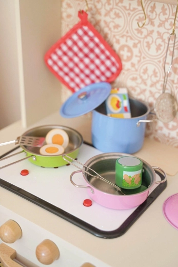 Child-friendly colors and a practical lid