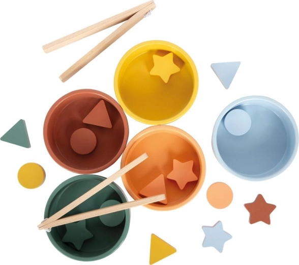 Učenje skozi igro z barvnimi skodelicami