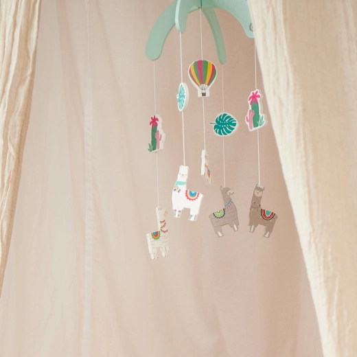 Idealno nad posteljico in previjalno mizo