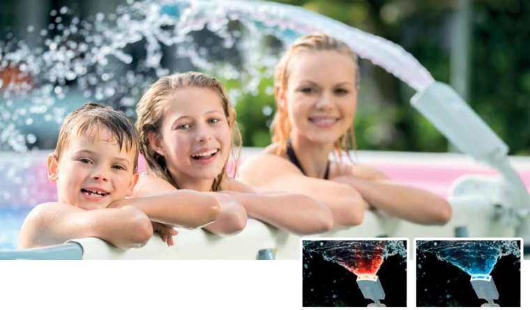 Štiribarvni svetlobni šov v vodni kaskadi