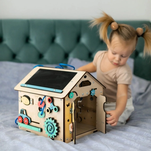 Montessori hišica za majhne roke