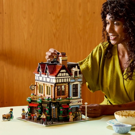 8 minifigures and flexibility thanks to modular construction