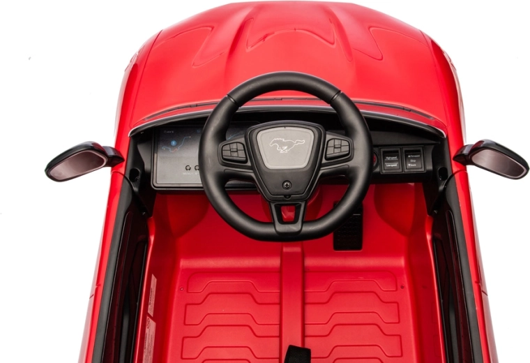 Premišljena notranjost z volanom