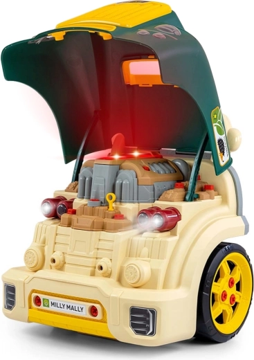 Odpirajoč pokrov motorja in realističen motor