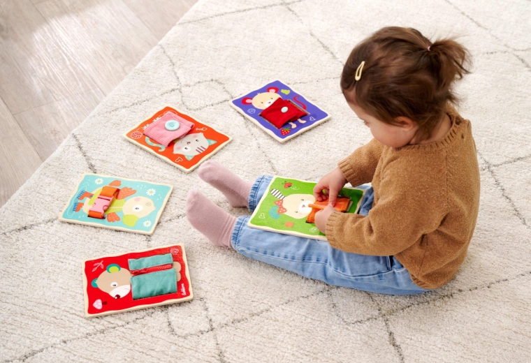 Učenje oblačenja skozi igro