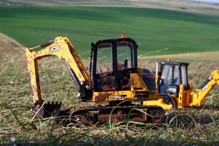 Moving tracked undercarriage