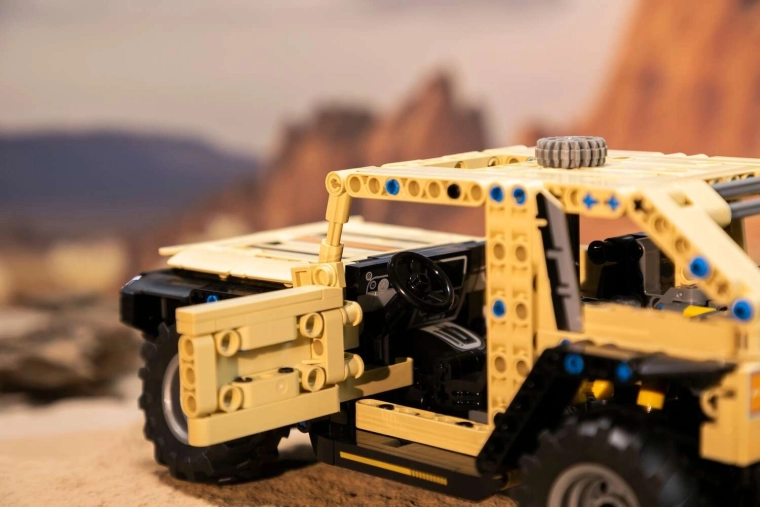 Odpirajoča se vrata in realistična notranjost