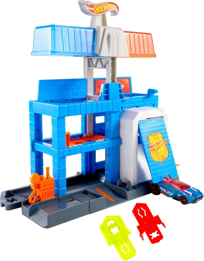 Tri nadstropja polna akcije in hitrih izhodov