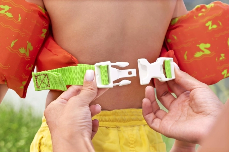 Varno pritrjevanje z nastavljivo zaponko