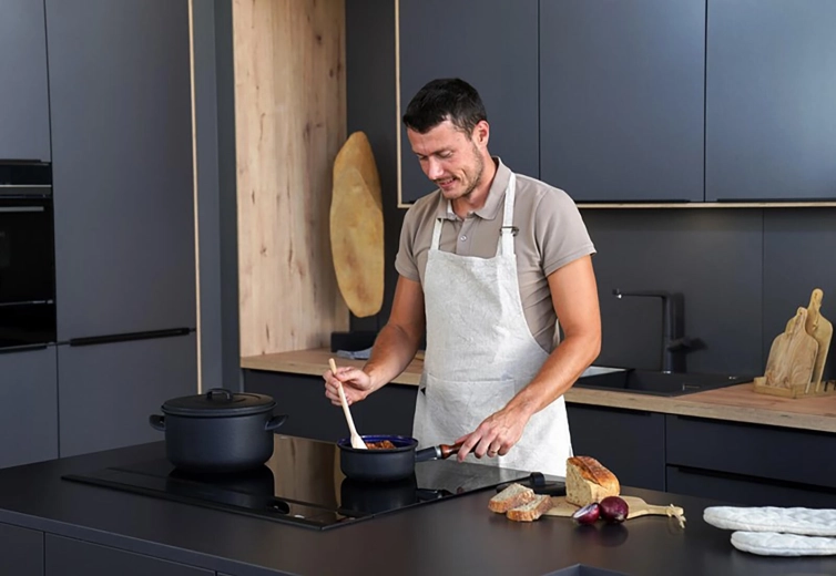 Združljiva z indukcijo in vsemi štedilniki