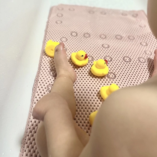 Varno in igrivo kopanje za otroke