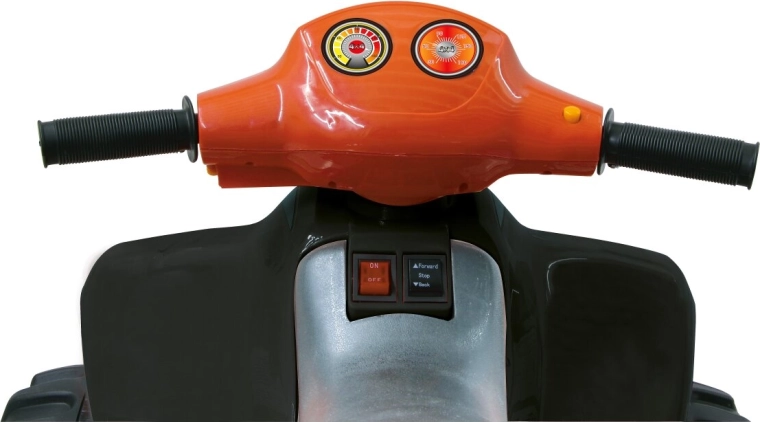 Enostavno upravljanje: naprej/nazaj, stop in pedal za plin