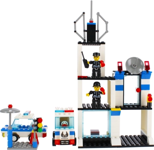 Večnadstropna policijska postaja s stolpom