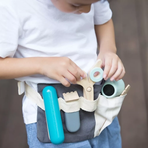 Tool belt for mess-free play