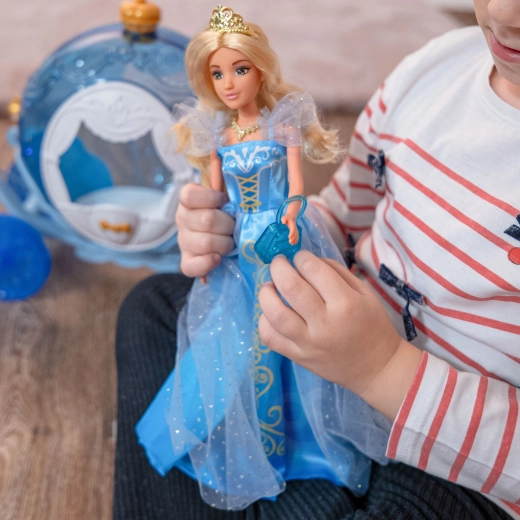 Princesa Lily v ledeno modri obleki