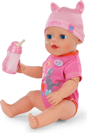 Click & Play: Emma holds accessories in her hand