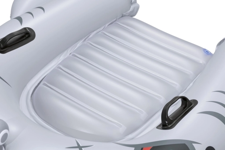 Čvrsti ročaji in stabilno sedežno območje