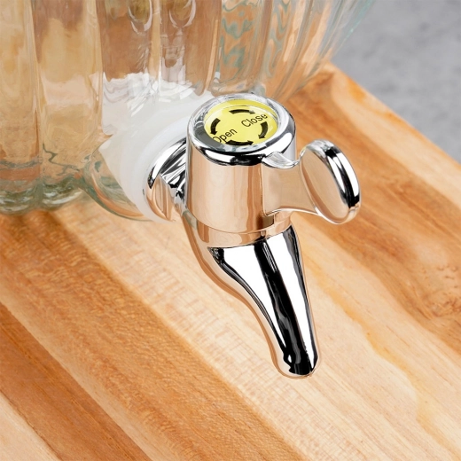 Udobno točenje zahvaljujoč kovinski pipici