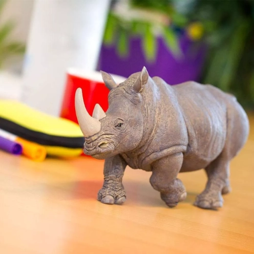 Large model suitable for play and display