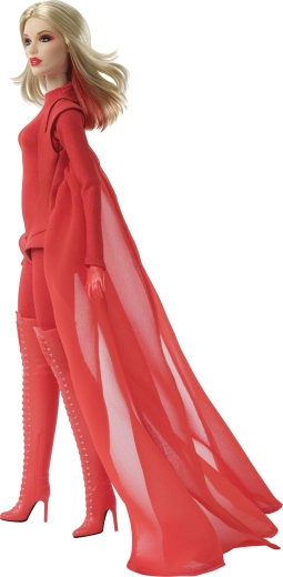 Ikoničen rdeč outfit s plaščem