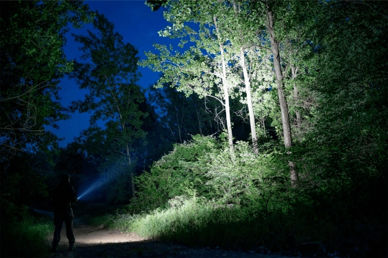 Močan in uravnotežen snop z dolgim dosegom