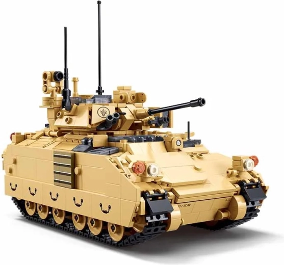 Realističen tank z vrtljivim stolpom in funkcionalnimi loputami