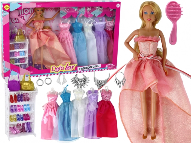 Lutka z dolgimi blond lasmi in dodatki