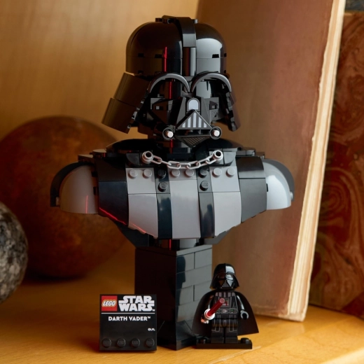 Dekoracija na podstavku z minifigurico