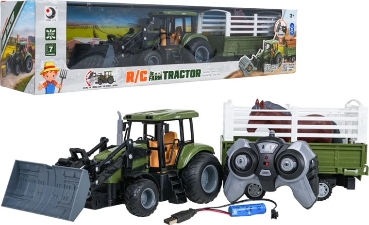 Zeleni traktor z daljinskim upravljanjem, nakladalnikom, prikolico in konjem v merilu 1 : 20