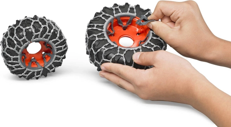 Snow chains for a winter look