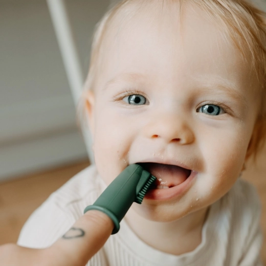 Nežna masaža dlesni in čiščenje prvih zobkov