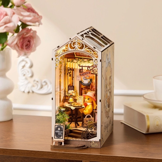 Stabilno knjižno stojalo in dizajnerski book nook