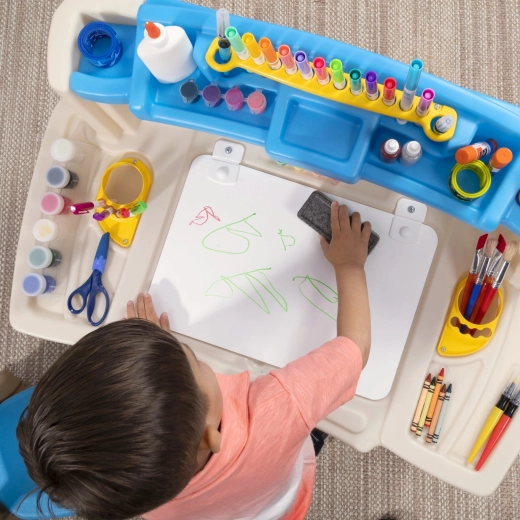 Velika delovna površina in brisalna piši-briši tabla