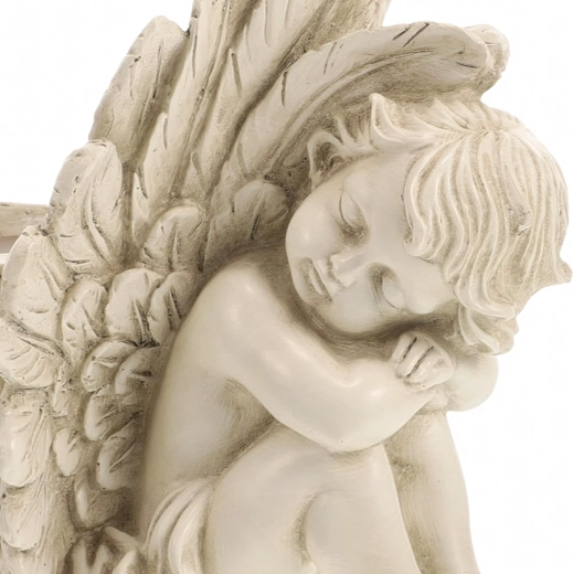 Nežna kiparska izdelava in vintage videz