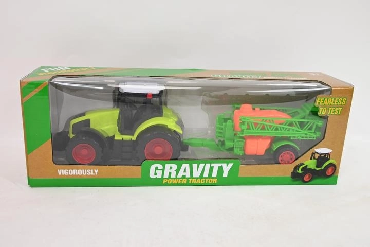 Traktor s prikolico v shranjevalnem boksu