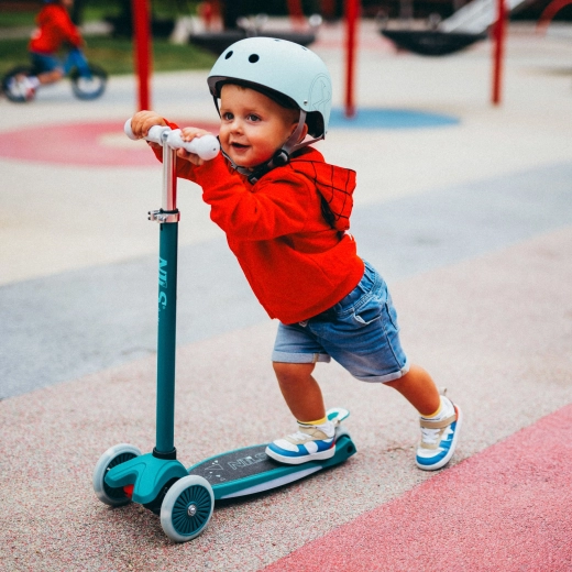 Stabilna trikolesna zasnova in krmiljenje s težo