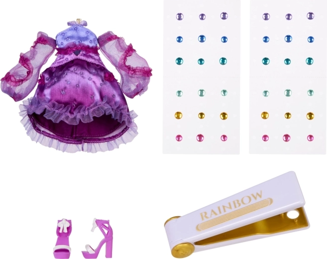 Stajliš vijoličen outfit in dodatki