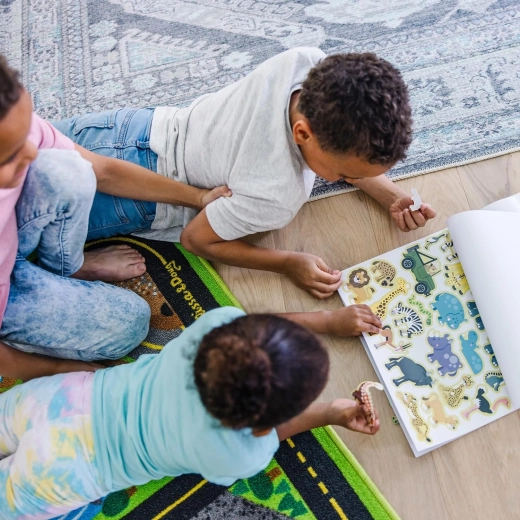 150 večkrat uporabnih nalepk za neskončne zgodbe