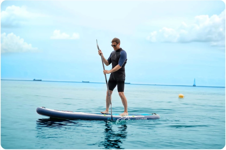 Zanesčen oprijem zahvaljujoč protizdrsni EVA palubi