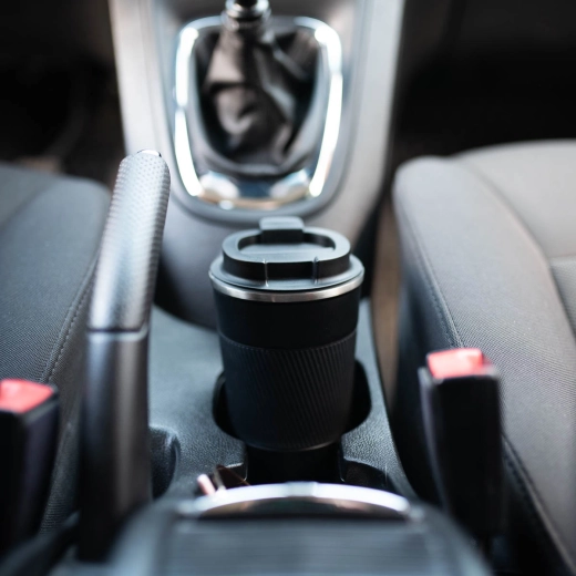 Ustreza držalom v avtomobilu in odlično leži v roki