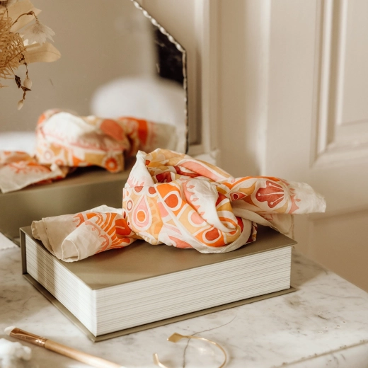 Lahek šal z elegantnim motivom