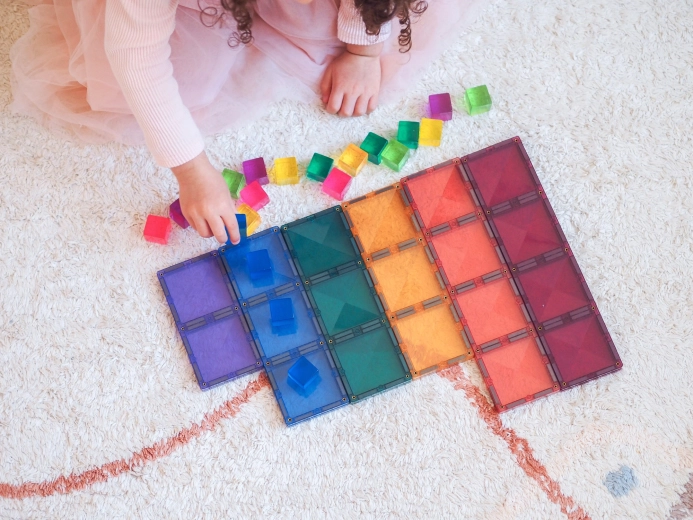 Pastelne barve in prosojen dizajn