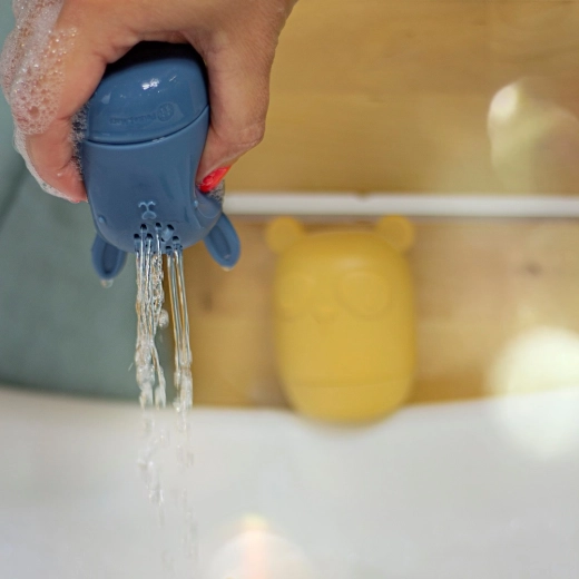 Zabavno špricanje in prelivanje vode