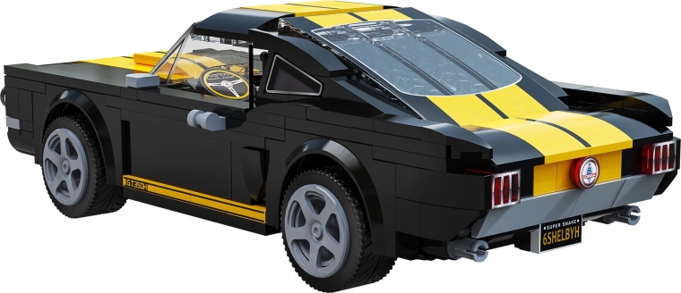 Odpirajoč se pokrov motorja in podrobnosti V8