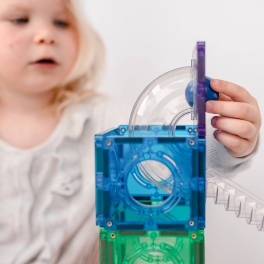 Prosojne kroglične steze za učenje fizike skozi igro