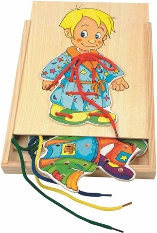 Woody lesena sestavljanka za oblačenje – deček