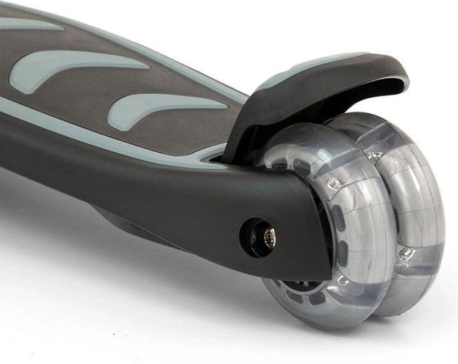 Stabilna trikolesna konstrukcija z dvojnim zadnjim kolesom